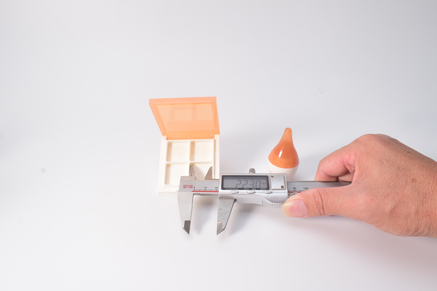 Cosmetic packaging sample evaluation with dimensional check